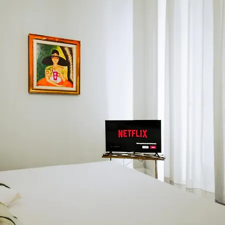 Casa de hóspedes Ma Maison Shared In Chiaia 2 *