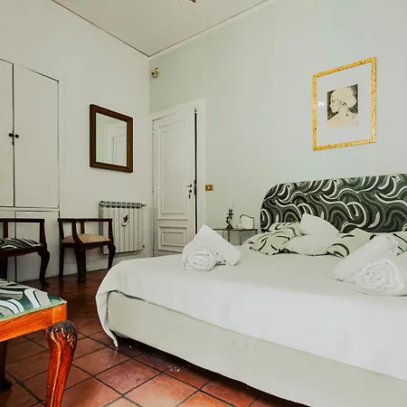 Guest house Ma Maison Shared In Chiaia 2